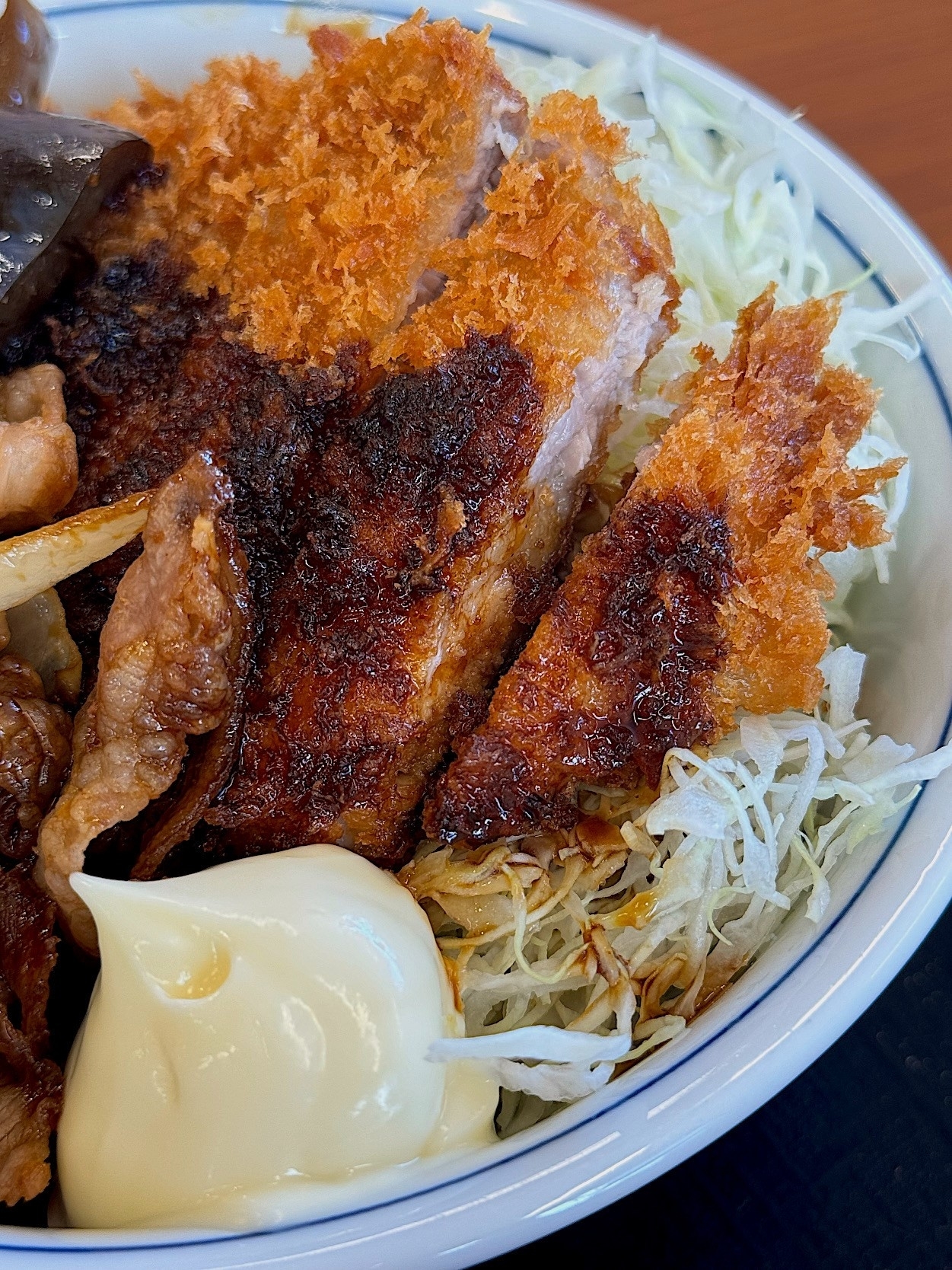 かつやのおすすめメニュー「牛焼肉とロースカツの合い盛り丼」