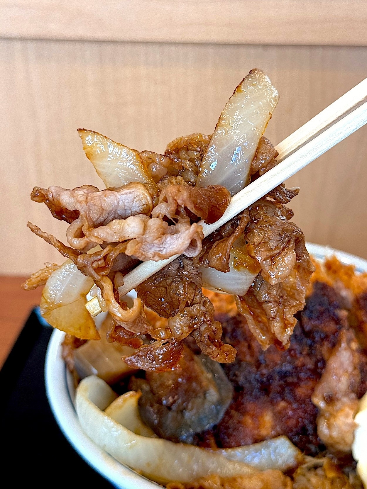 かつやのおすすめメニュー「牛焼肉とロースカツの合い盛り丼」