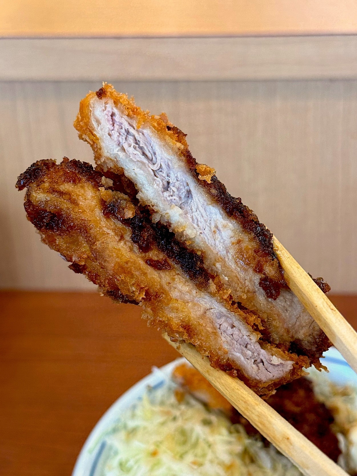 かつやのおすすめメニュー「牛焼肉とロースカツの合い盛り丼」