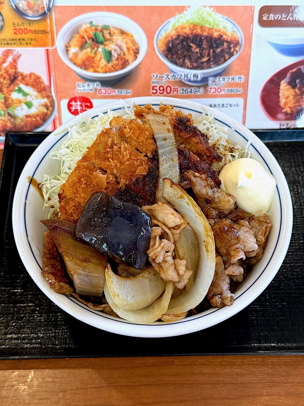 かつやのおすすめメニュー「牛焼肉とロースカツの合い盛り丼」