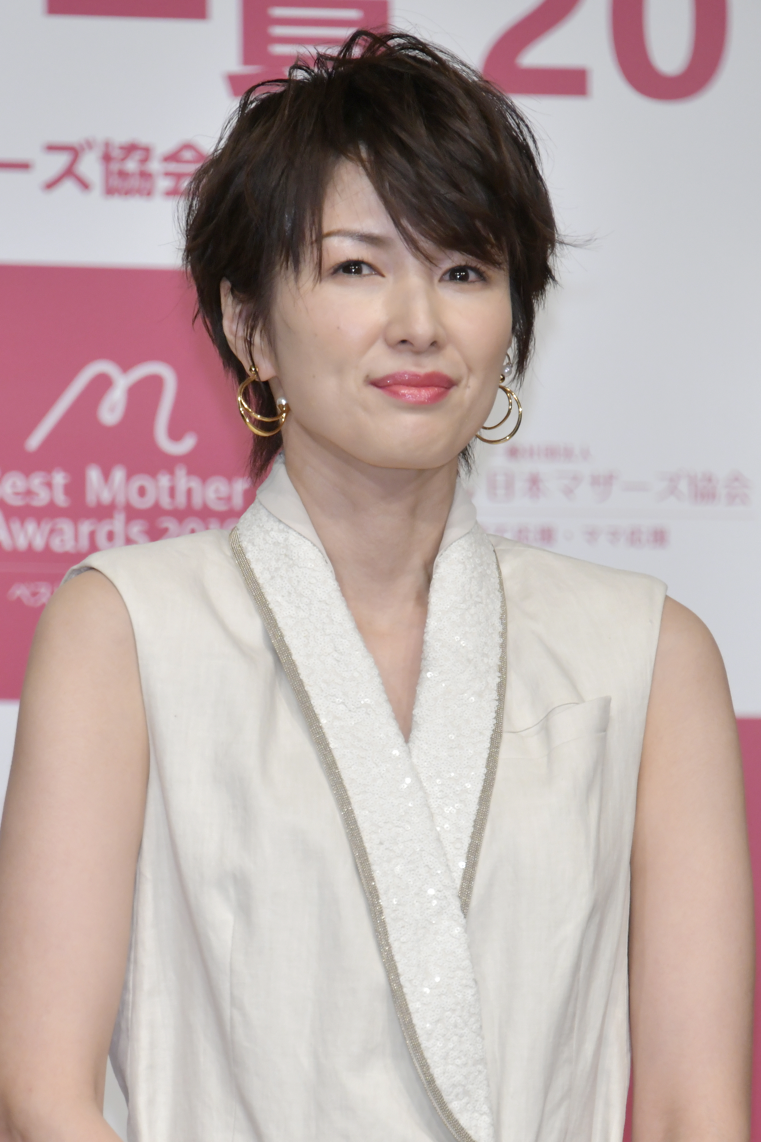 吉瀬美智子の膝上ミニ×ブーツ姿に「セクシー」「めちゃくちゃきれいで