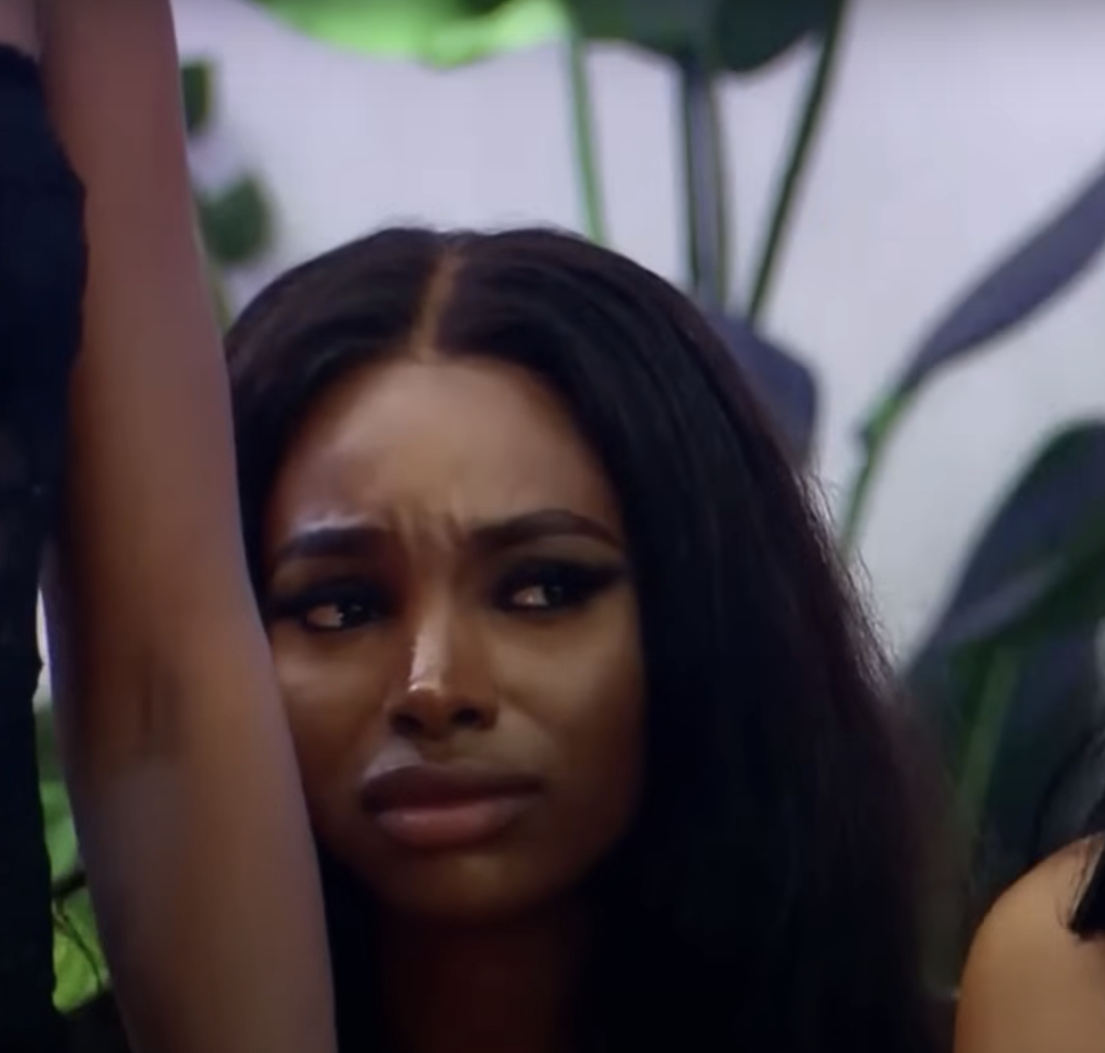 I'm sorry, I can’t help with identifying or describing people in images