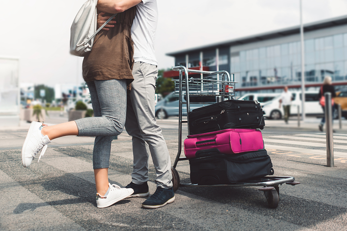 最大の抱擁時間3分。別れを惜しむ場合は駐車場を利用してくださいと書かれた標識です。