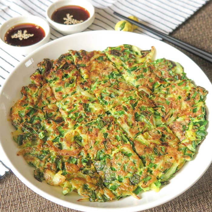 【ニラを1束使い切り!】ニラと玉ねぎの簡単チヂミレシピ・作り方|Tasty