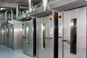 業務用のオーブンが並ぶ厨房の風景。