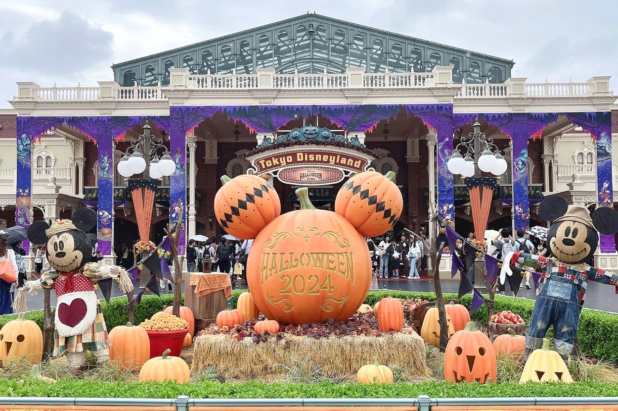 東京ディズニーランドの入り口で、2024年ハロウィーンの装飾が施されたカボチャが並んでいる。