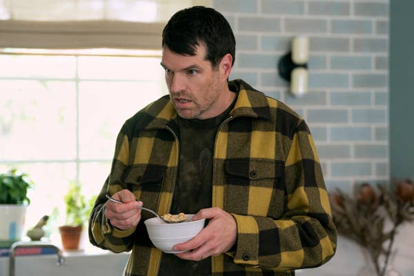 timothy simons in a scene from &quot;nobody wants this&quot;