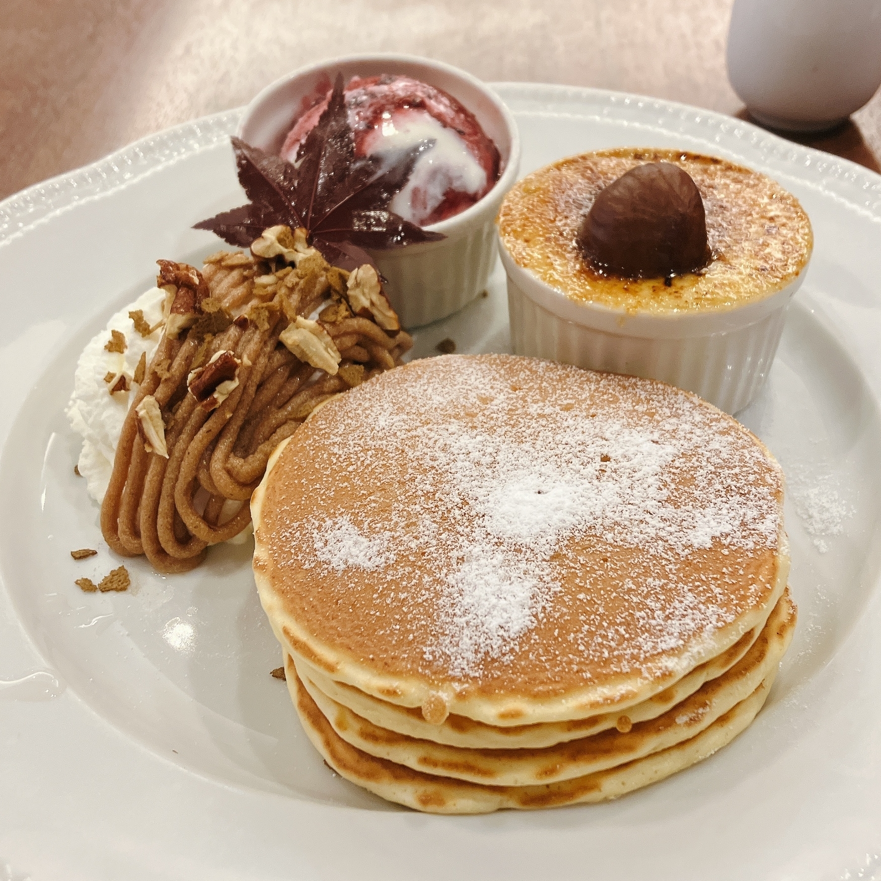 ロイヤルホスト】まるでスイーツ界のお子様ランチ！クリームたっぷりの