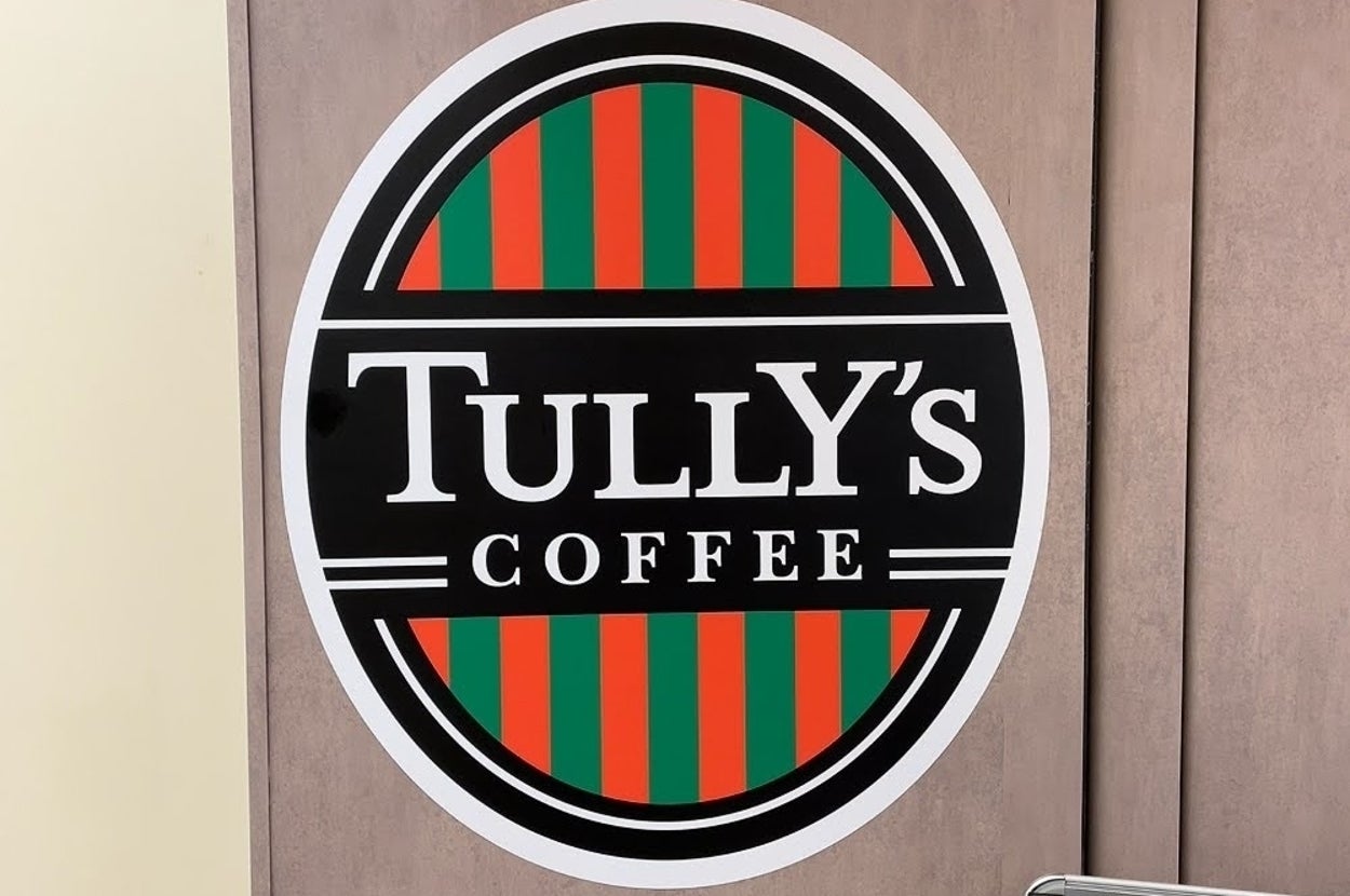 タリーズコーヒーのロゴマークがドアに貼られています。