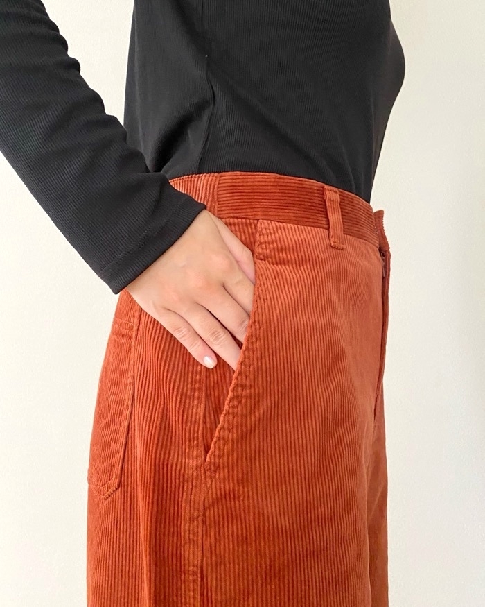 ユニクロ】「シルエットがきれい」「お腹のぽっこりも目立たない