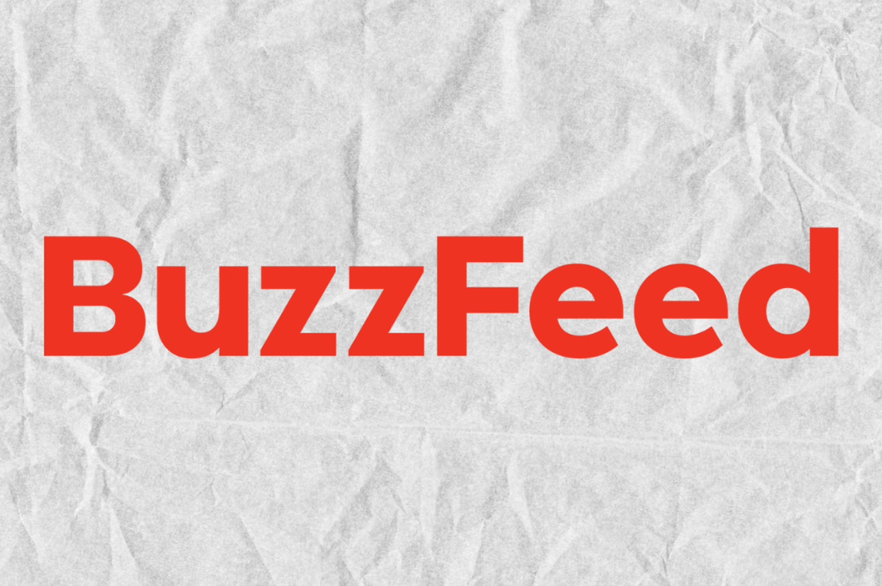 Logo de BuzzFeed en texto rojo sobre fondo texturizado