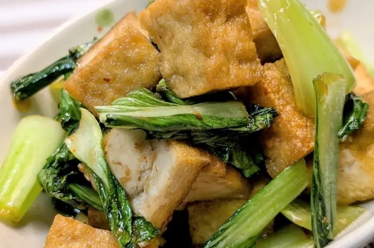 豆腐と青菜の炒め物が盛り付けられた皿。
