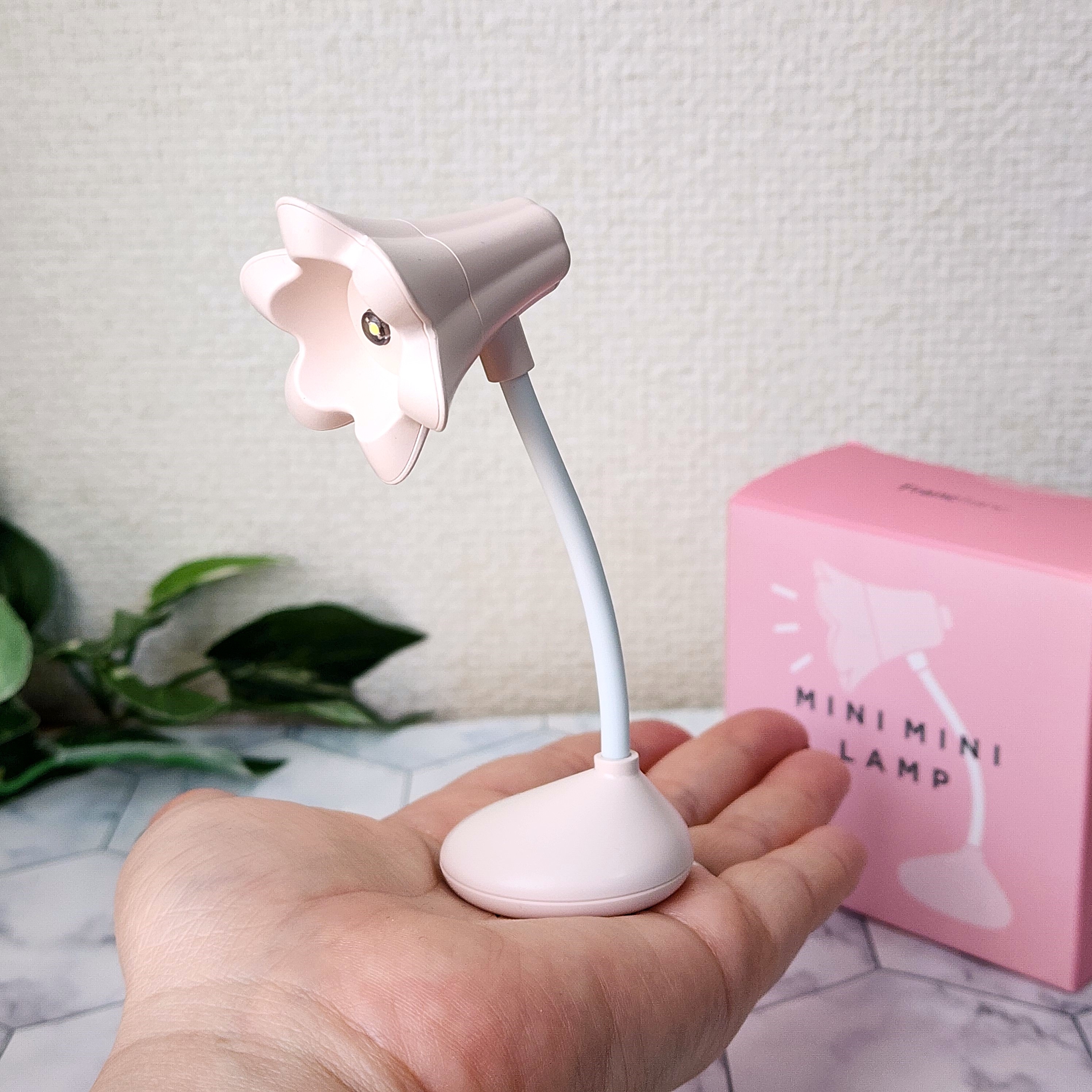 フランフランの「480円ランプ」お花のデザインが素敵すぎる！「すごくかわいい！」「思ったより明るい」ミニチュアみたいで癒やされる！《購入レビュー》