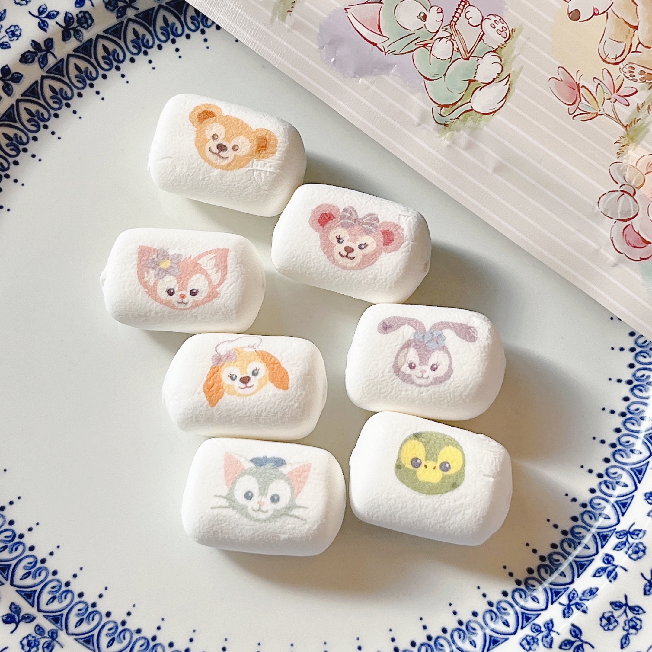 ディズニー土産】可愛すぎて食べるのがもったいない！ダッフィー＆フレンズ大集合の「ふわふわマシュマロ」眺めてるだけで幸福感すごい！《購入レビュー》