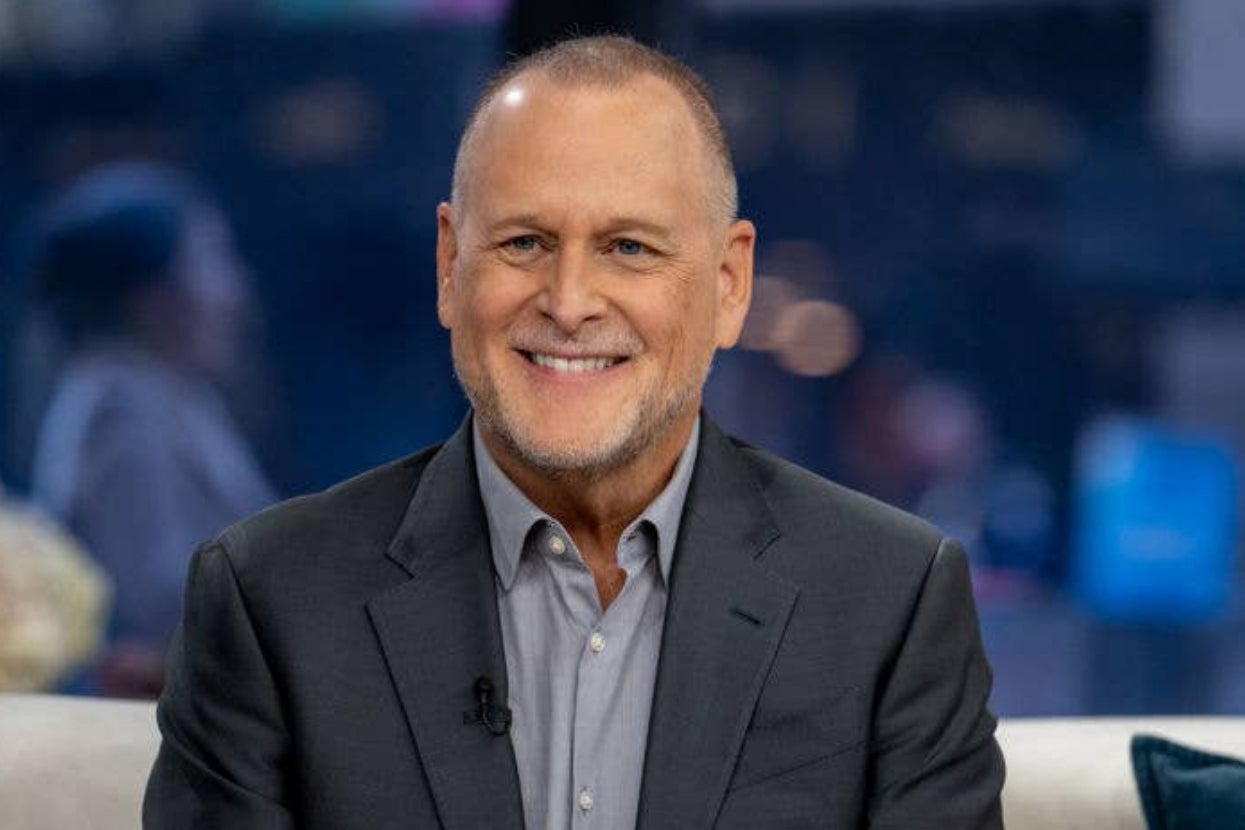 <a href="https://www.buzzfeed.com/mychalthompson/dave-coulier-stage-3-non-hodgkin-lymphoma" target="_blank">Dave Coulier Revealed He Was Diagnosed With Cancer: “It Does Change Perspective For Sure”</a>