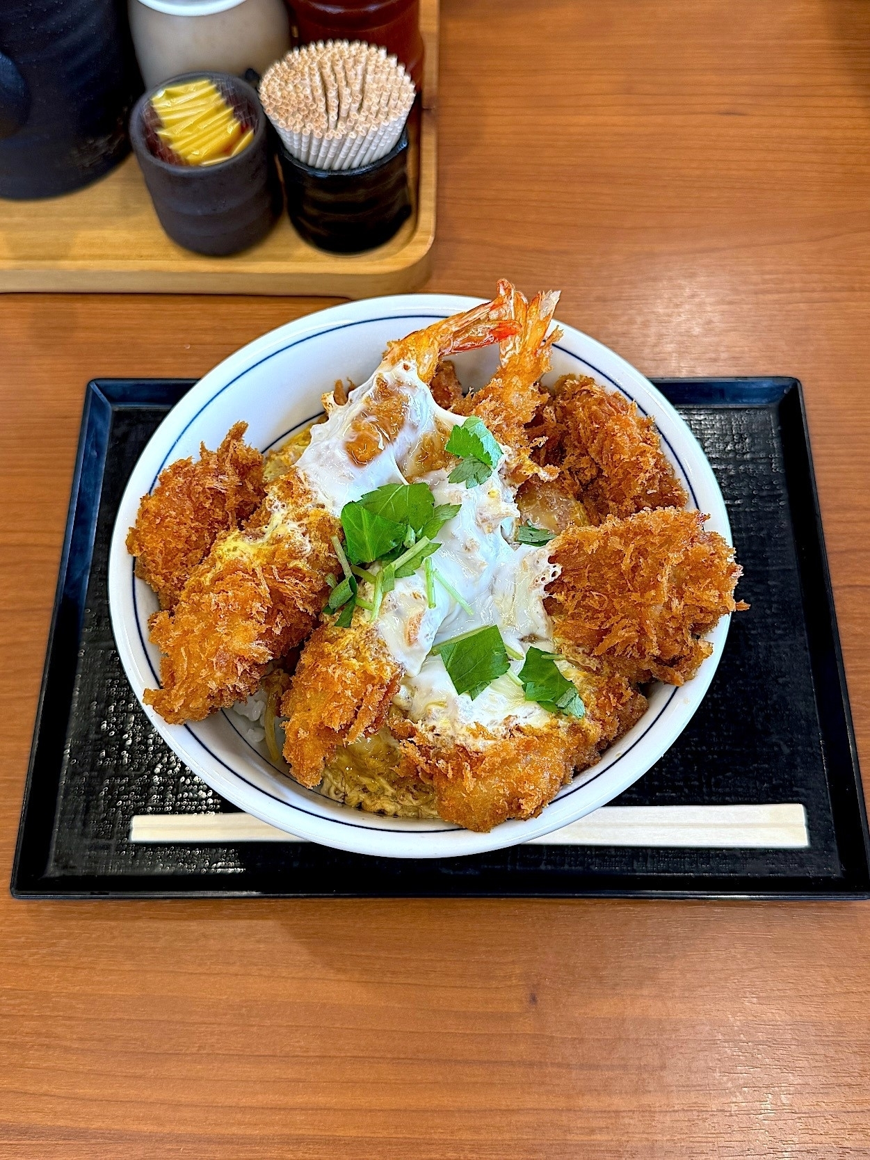 かつやのおすすめメニュー「海老・ヒレ・ロースカツ丼」