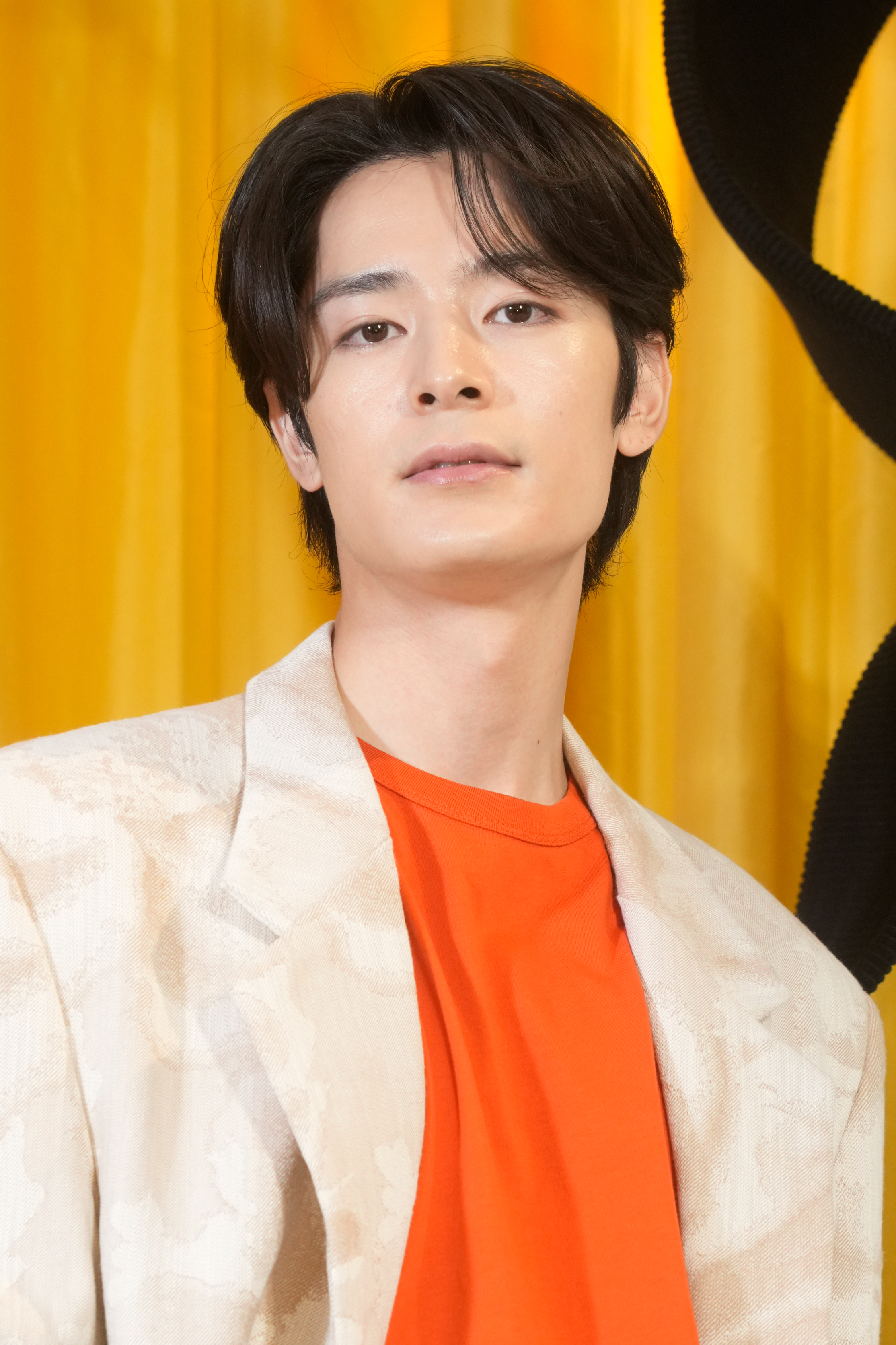 帝と同じ人ですか？」塩野瑛久、別人級ショットに驚きの声「ホント