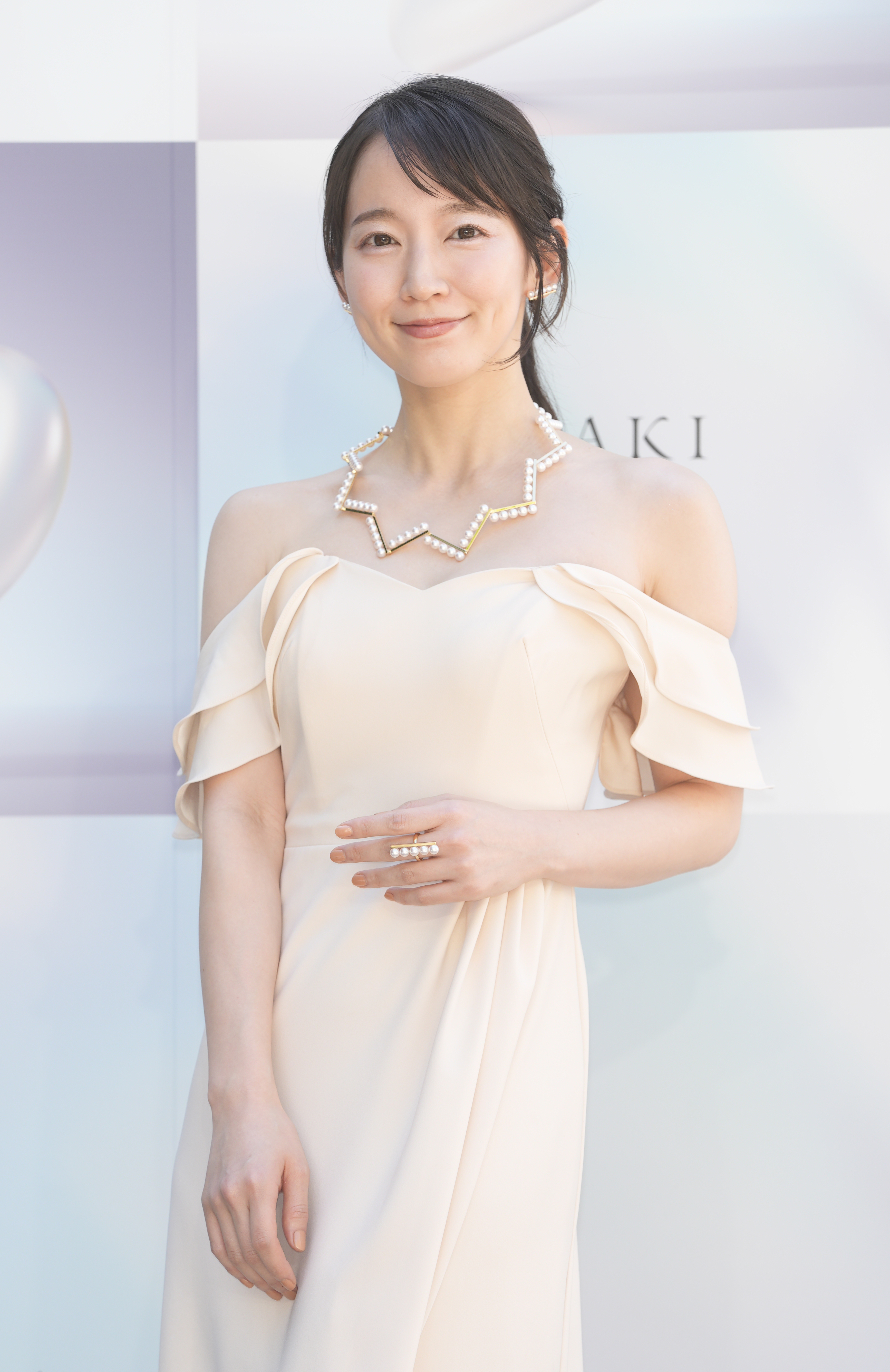 ギャップすご！吉岡里帆、三つ編みメガネ姿を披露→「イメージ変わった