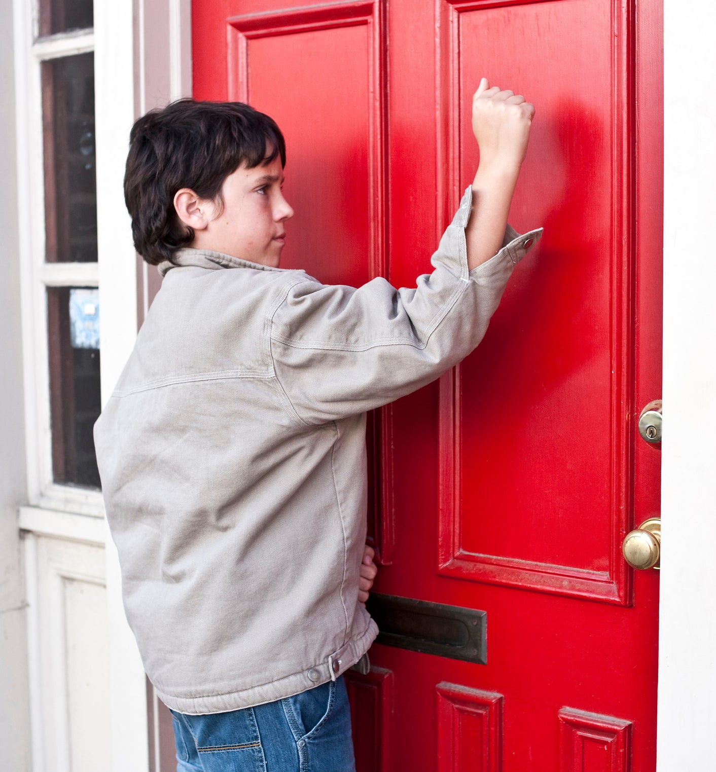Дверь рисунок. Открывает дверь. Стучит в дверь. Посиучись в мож дверь. Посиучись в мож дверь.