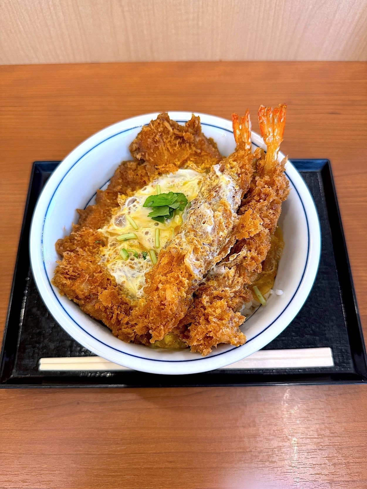 かつやのおすすめメニュー「海老・ロースカツ丼」