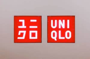 ユニクロのロゴ。左が日本語で「ユニクロ」、右が英語で「UNI QLO」と表記。