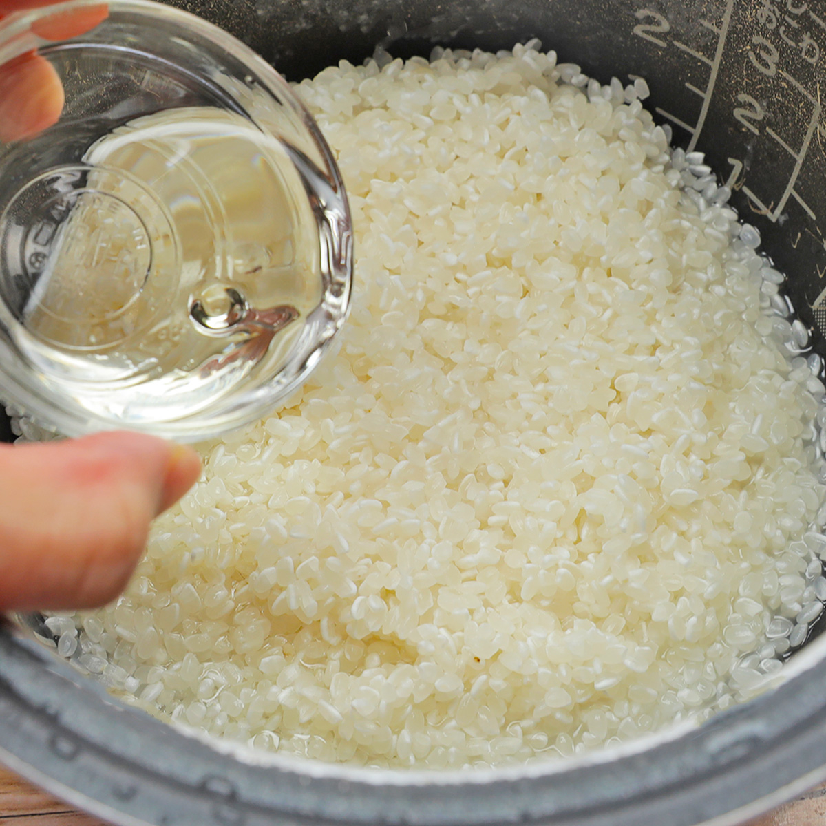 塩握り おにぎりレシピ】主人と母が絶賛した！！究極の塩むすびの作り方 - YouTube