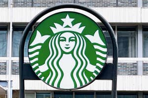 スターバックスのサインがビルの前に設置されている様子。
