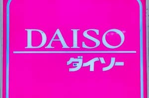 DAISOの看板が写されています。