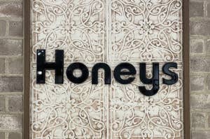 Honeys（ハニーズ）の看板