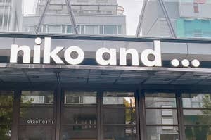 店舗「niko and ...」の外観。現代的なガラスのデザインが特徴。