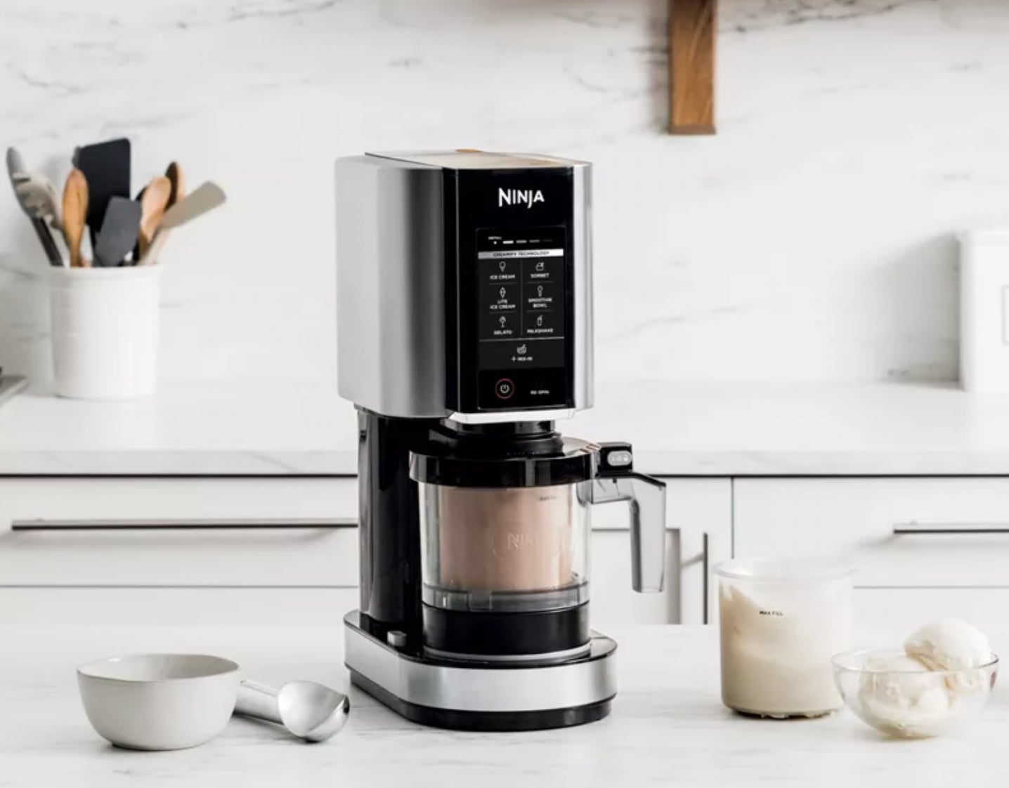Pembuat kopi ninja di meja dapur dengan mangkuk dan toples gula di dekatnya