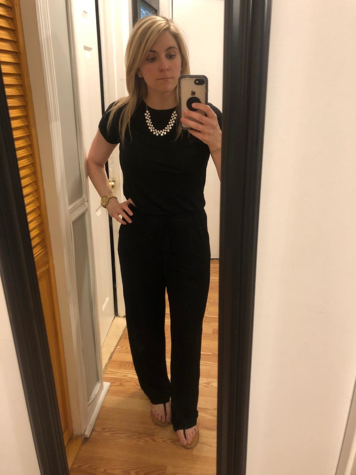 Peninjau memakai jumpsuit