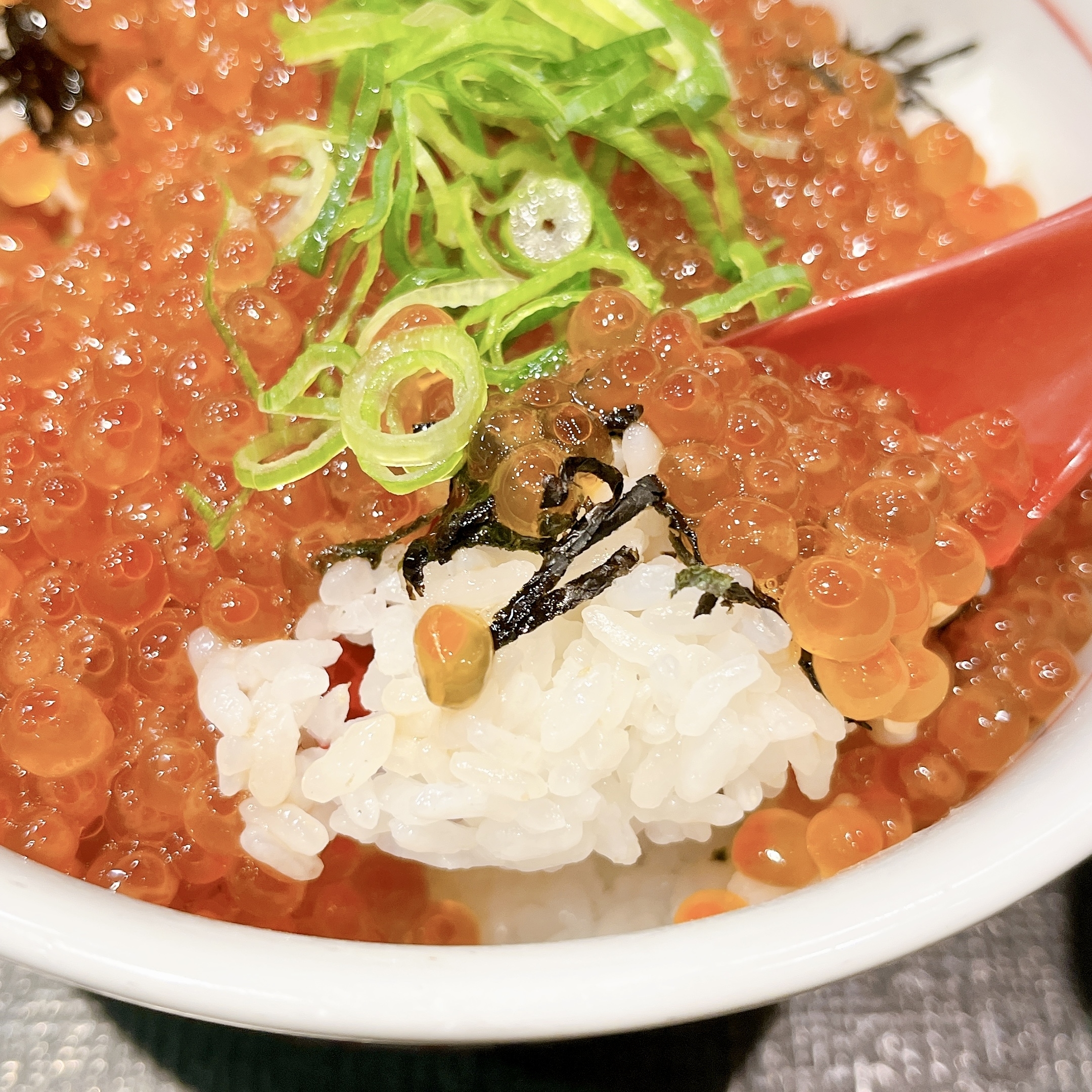 こんにちは！ まぐろの平です！！ 本日も海鮮丼をご紹介いたし