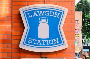 コンビニ「ローソン」の看板。24時間営業が強調されています。