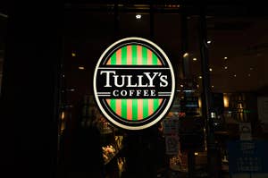 タリーズコーヒーのロゴが店のガラス窓に表示されています。