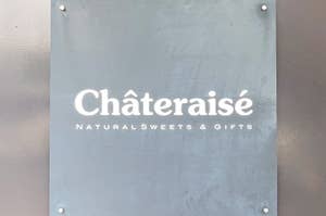 「Châteraisé」ナチュラルスイーツ＆ギフトの看板。シンプルなデザイン。