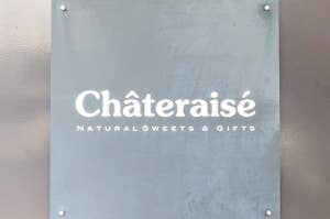 「Châteraisé」ナチュラルスイーツ＆ギフトの看板。シンプルなデザイン。