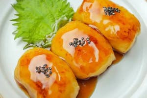 お皿に乗った三つの照り焼き風ジャガイモ餅。葉っぱの飾り付き。