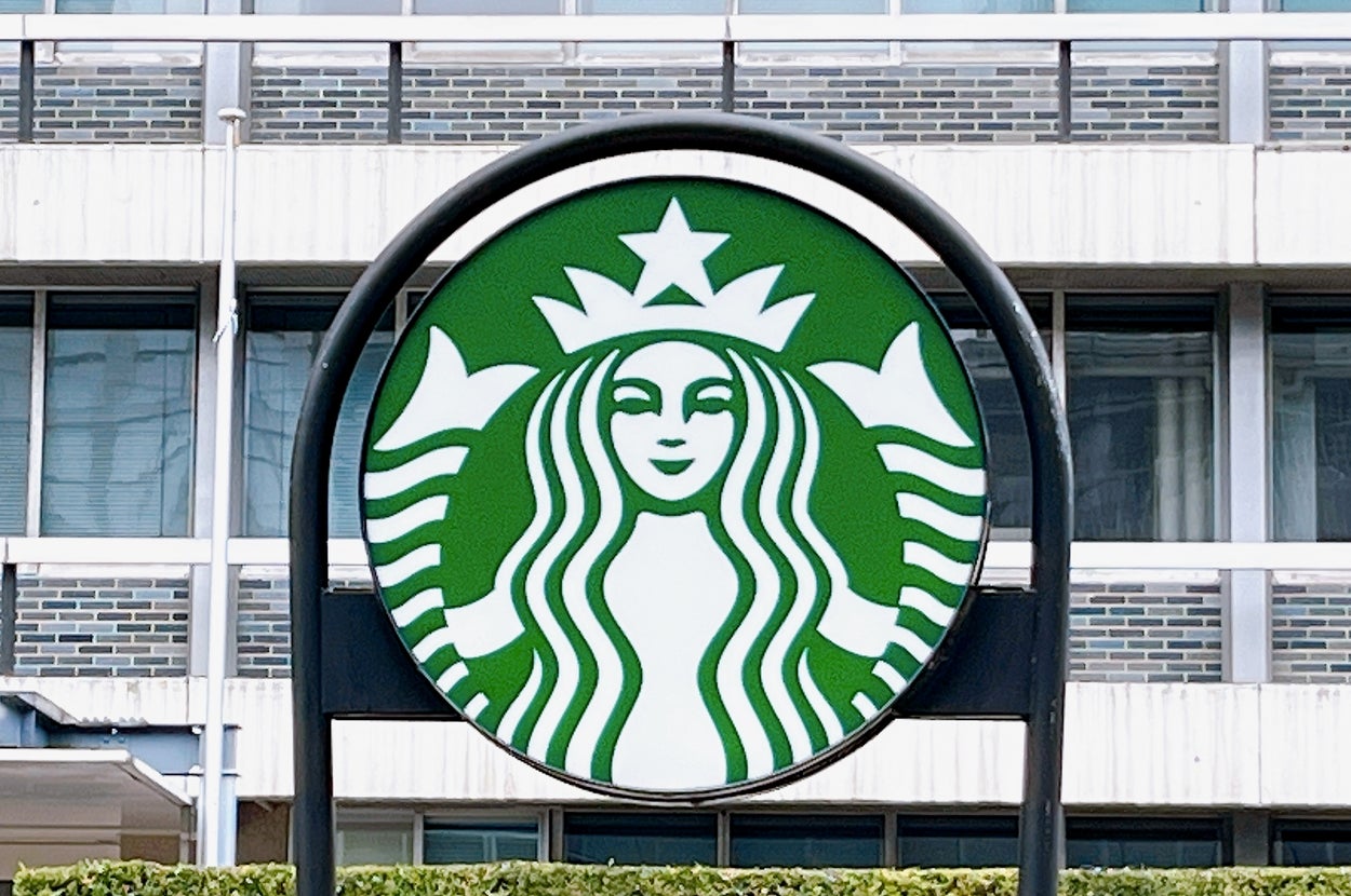 スターバックスのロゴが表示された看板がビルの前に設置されている。