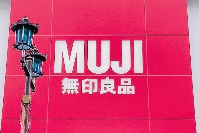 赤い背景に「MUJI 無印良品」と書かれた看板。