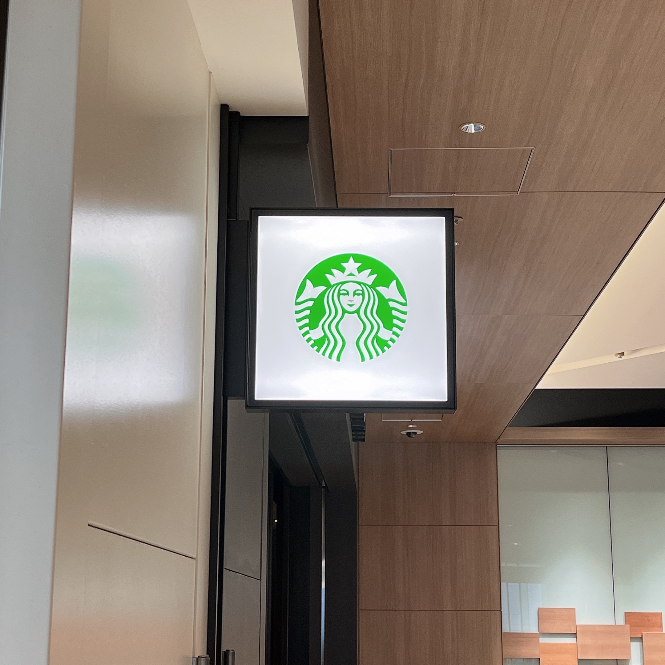 スタバ新作の『おしゃれボトル』が最高にカワイイ〜!「冬が スタバ新作の『おしゃれボトル』が最高にカワイイ〜!「冬が