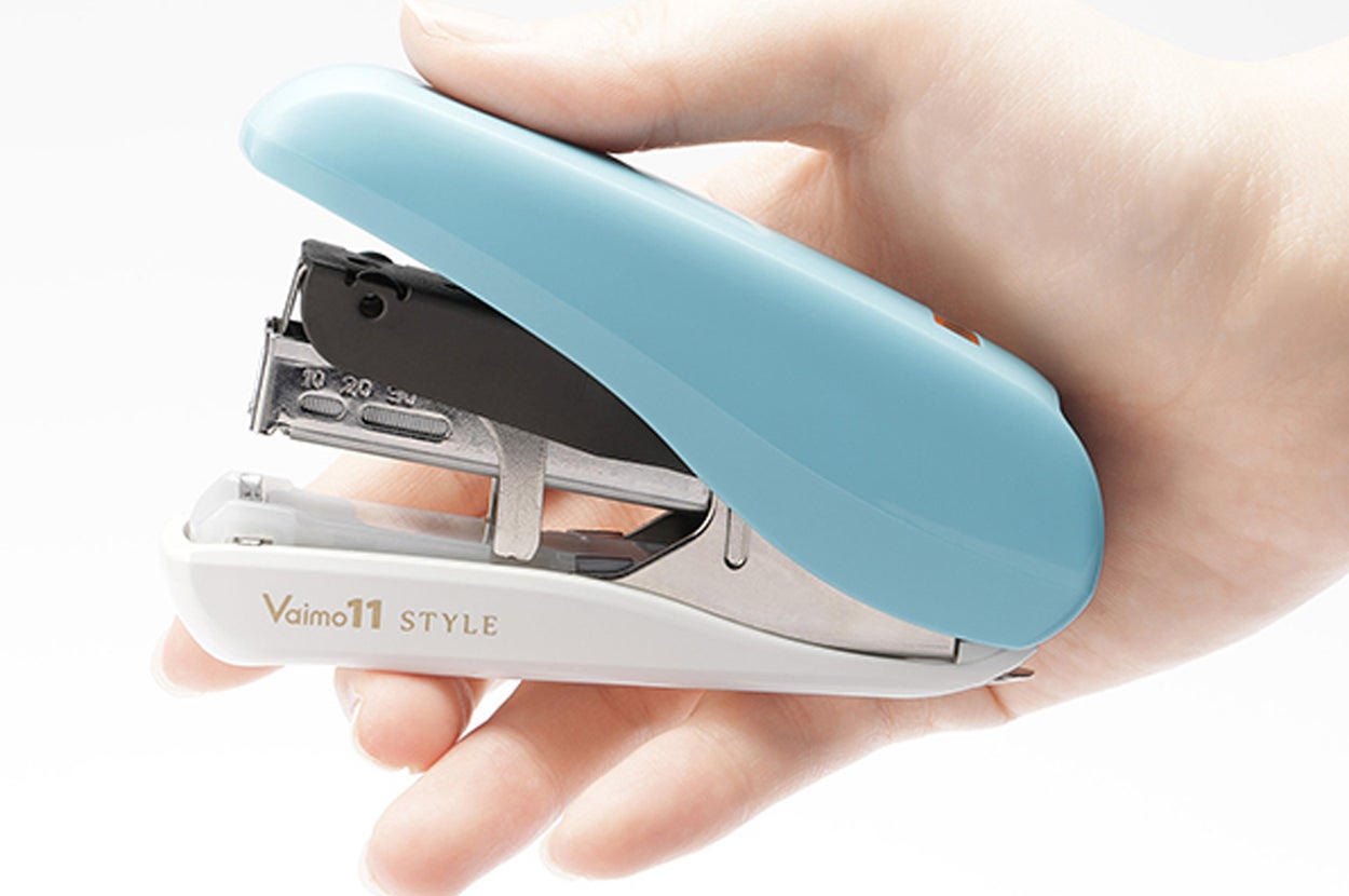 手に持ったステープラー「Vaimo11 STYLE」の画像。