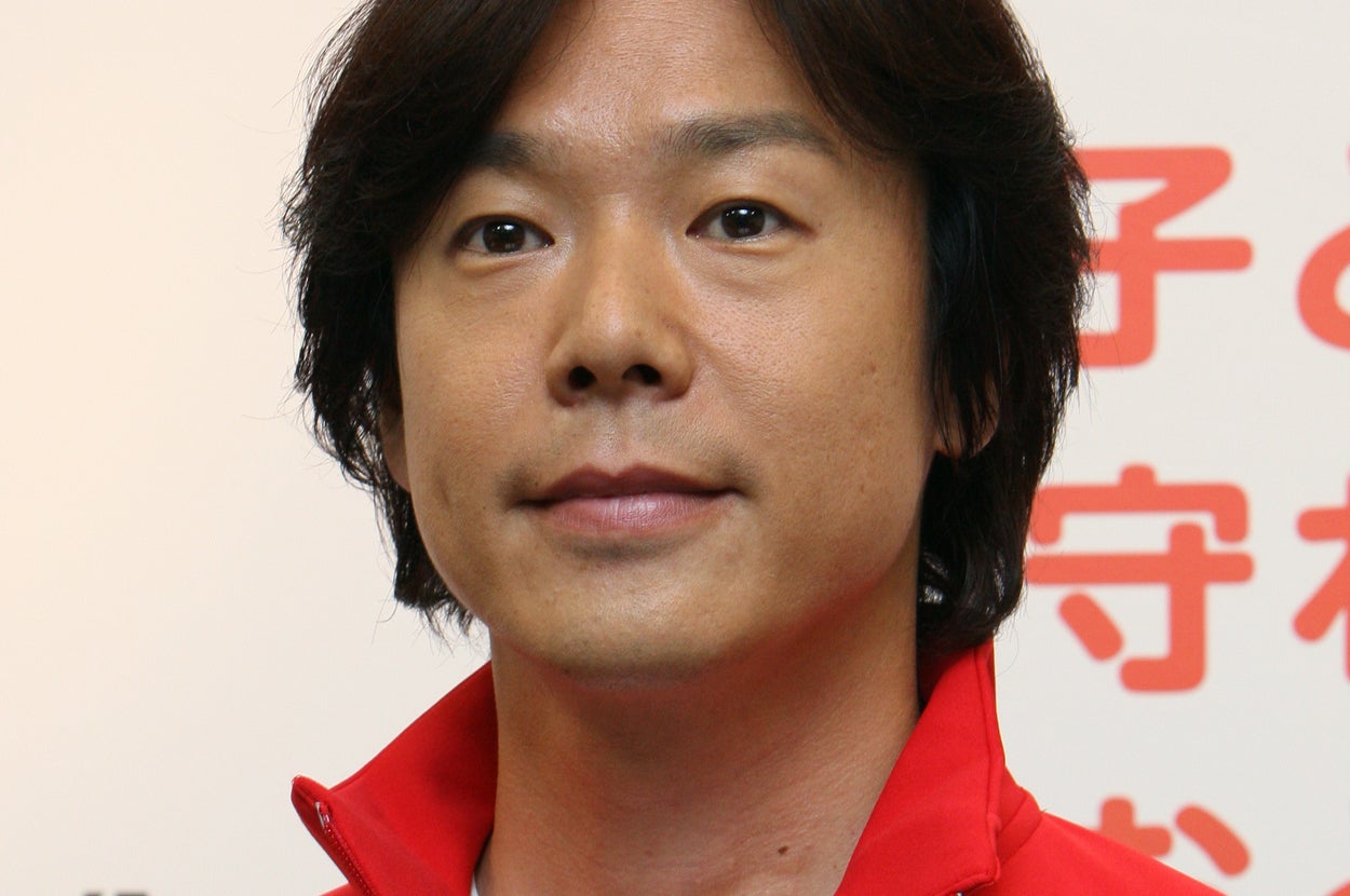 男性がスポーツジャケットを着ている。