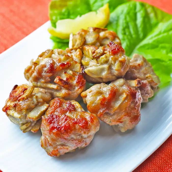 レタスが敷かれた皿に盛られたごぼう入り肉団子。