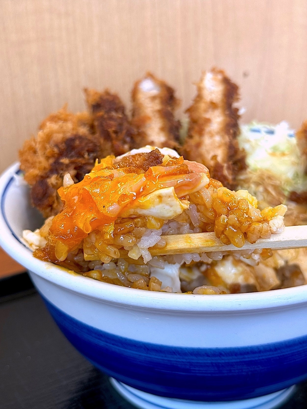 かつやのおすすめメニュー「ベーコンエッグソースカツ丼」