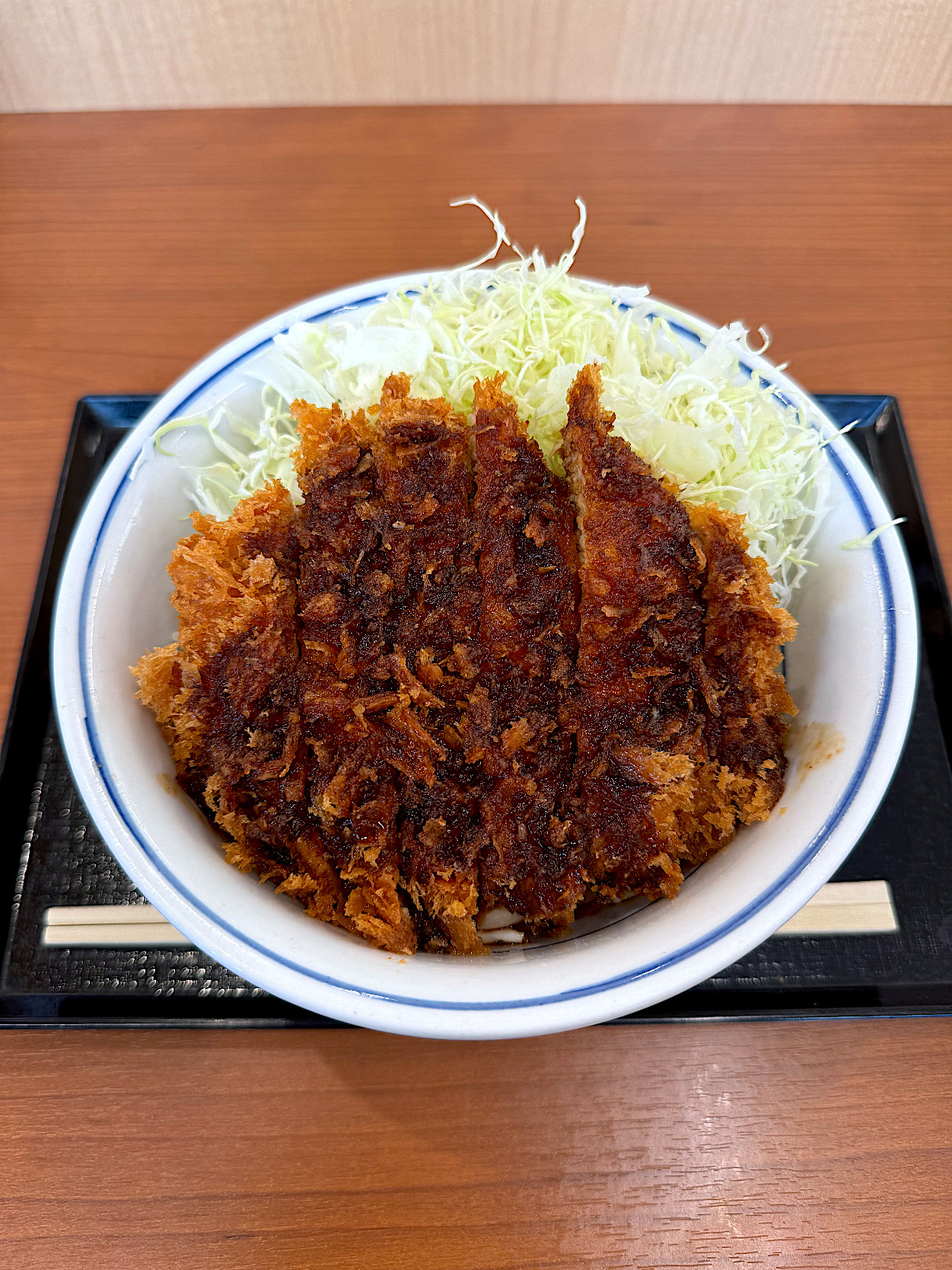 かつやのおすすめメニュー「ベーコンエッグソースカツ丼」