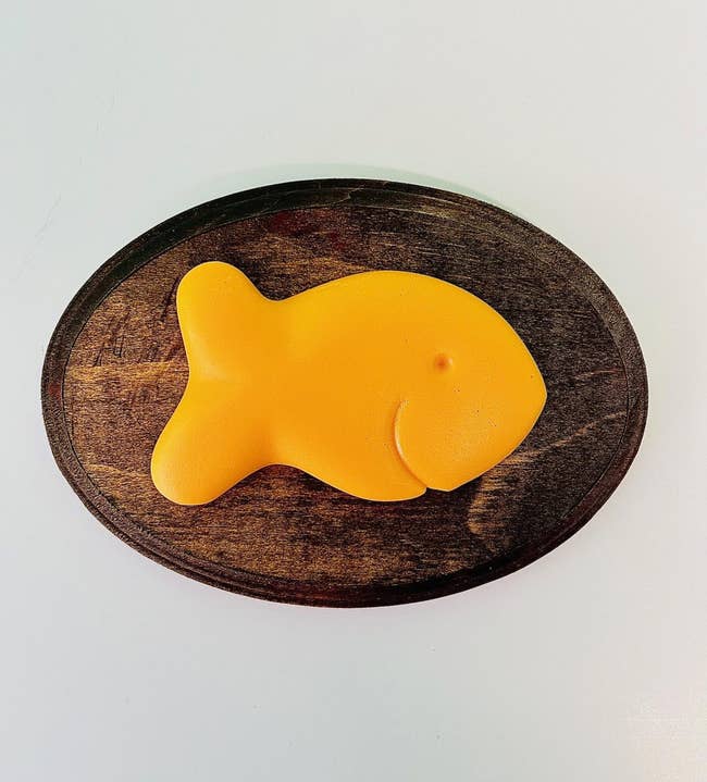 Fish-shaped loaf connected an oval woody board