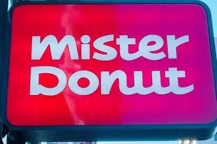 「mister Donut」の看板が建物の外壁に取り付けられている。