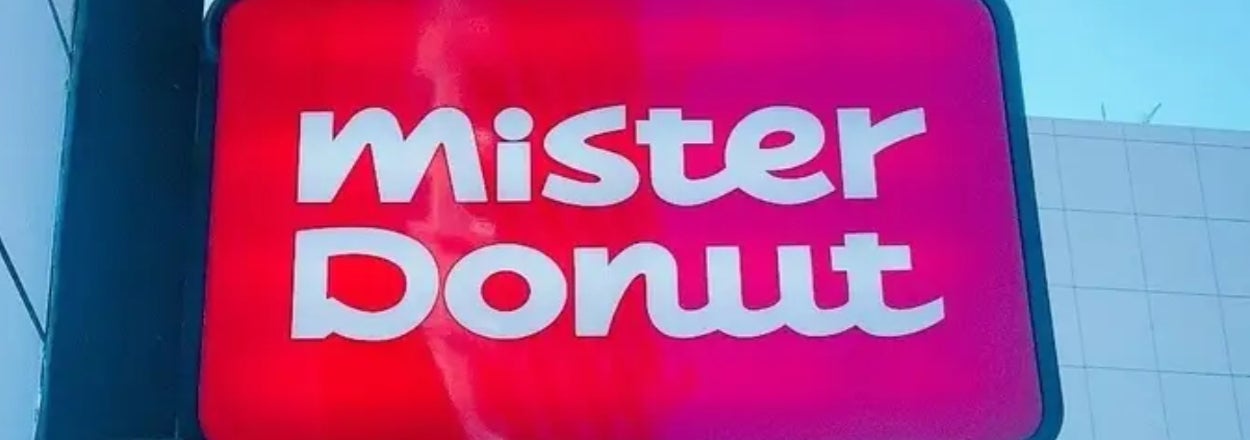 「mister Donut」の看板が建物の外壁に取り付けられている。