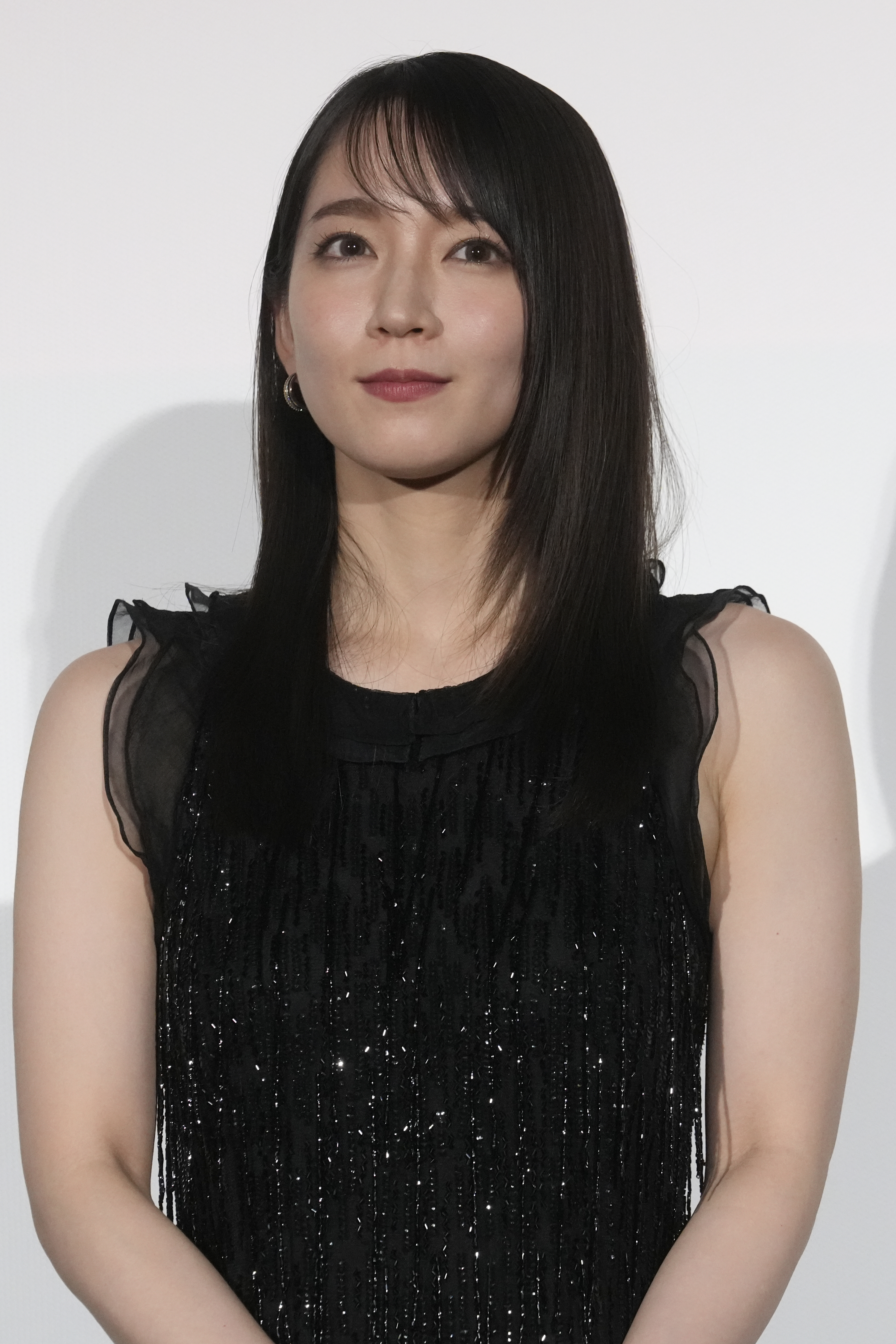 吉岡里帆、デコルテ全開のドレス姿に絶賛の声「本当、綺麗なお姉さん」「色っぽい」